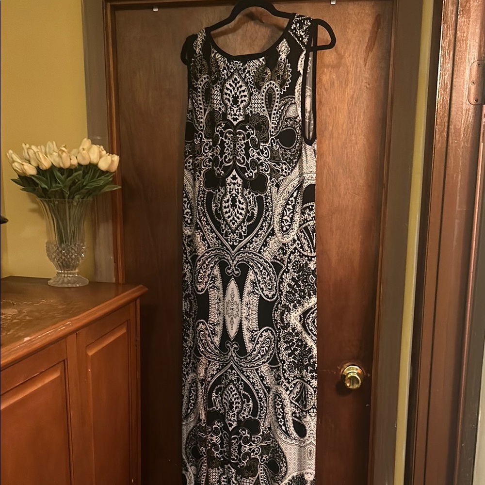 Black and White Paisley Maxi Dress - Picture 4 of 6